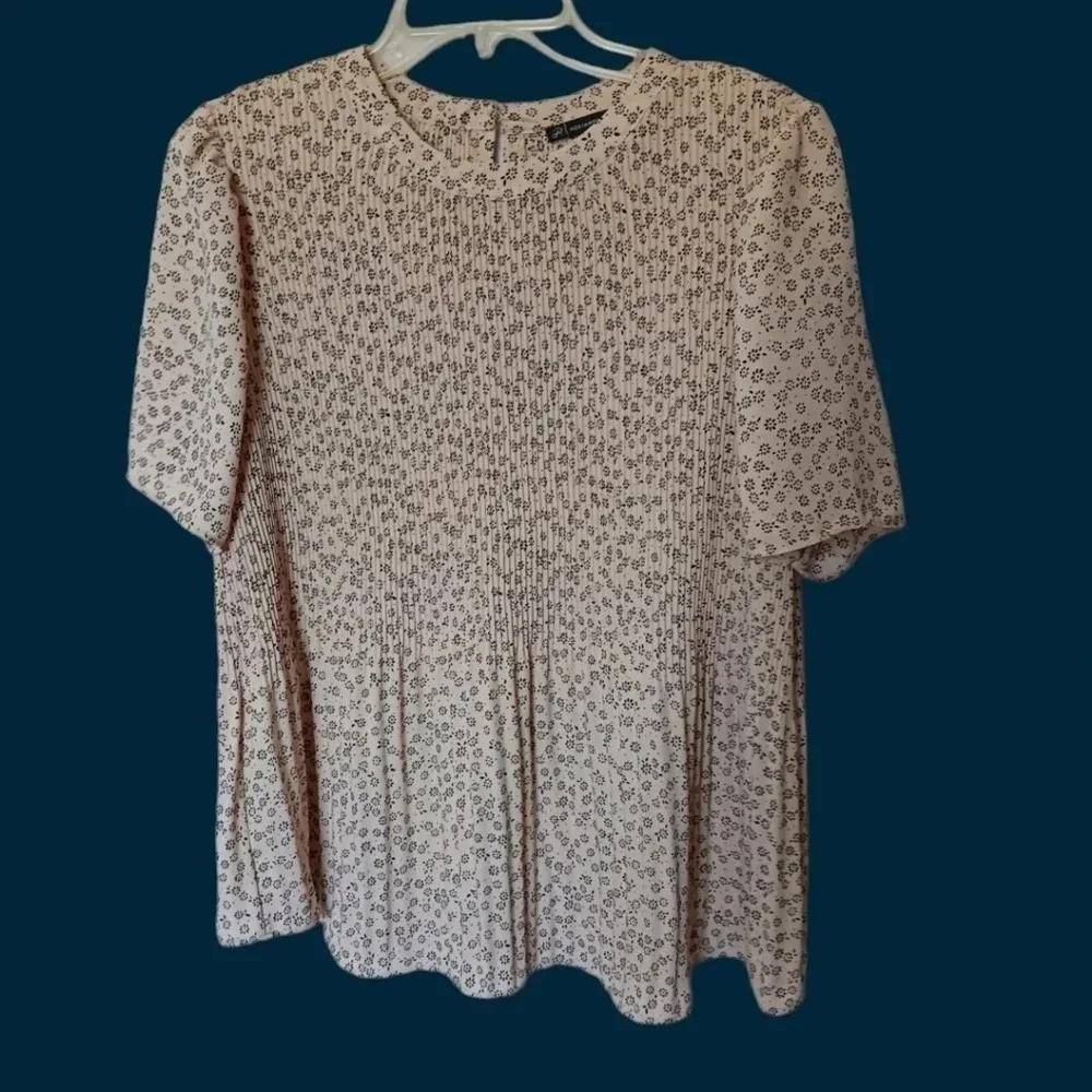 Adrianna Papell flowers pleated short sleeve blouse size M